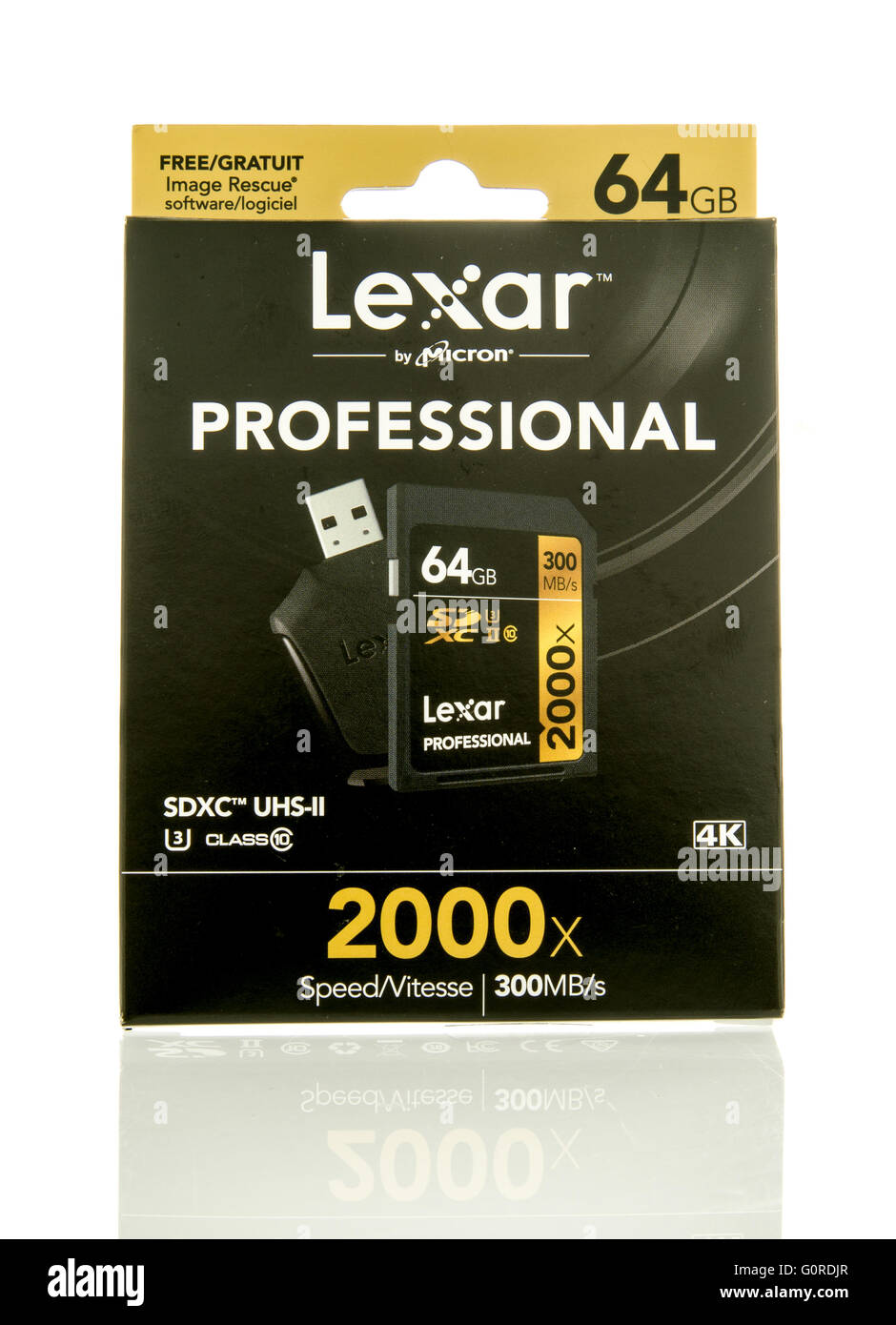 Winneconne, WI - 30 Aprile 2016: casella di Lexar SDXC card SD su un sfondo isolato Foto Stock