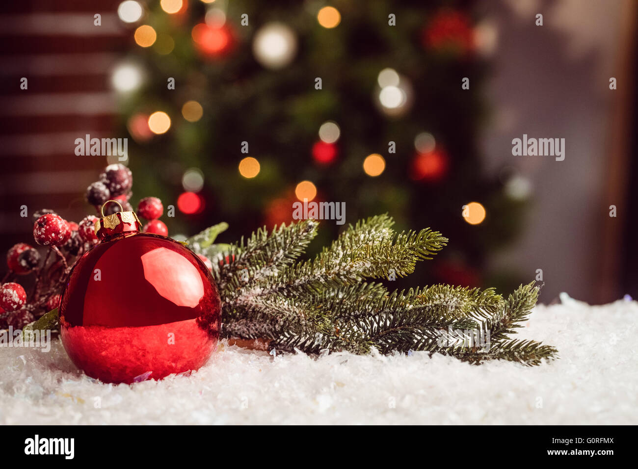 Immagine composita del natale Pallina e holly Foto Stock