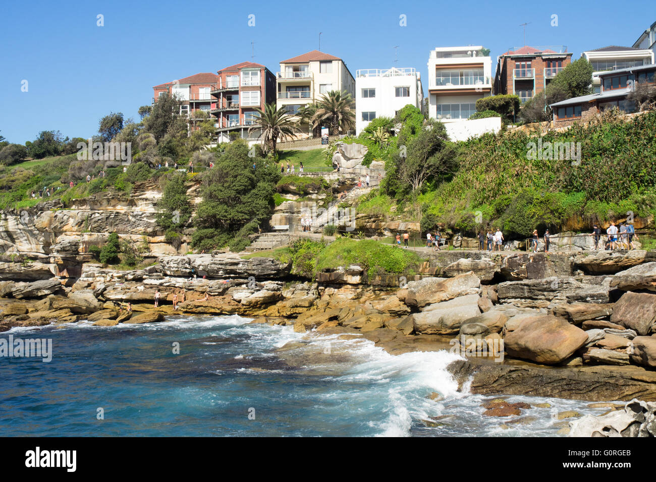 Persone che camminano sulla passeggiata costiera il percorso a sud di Bondi Beach, Sydney. Foto Stock