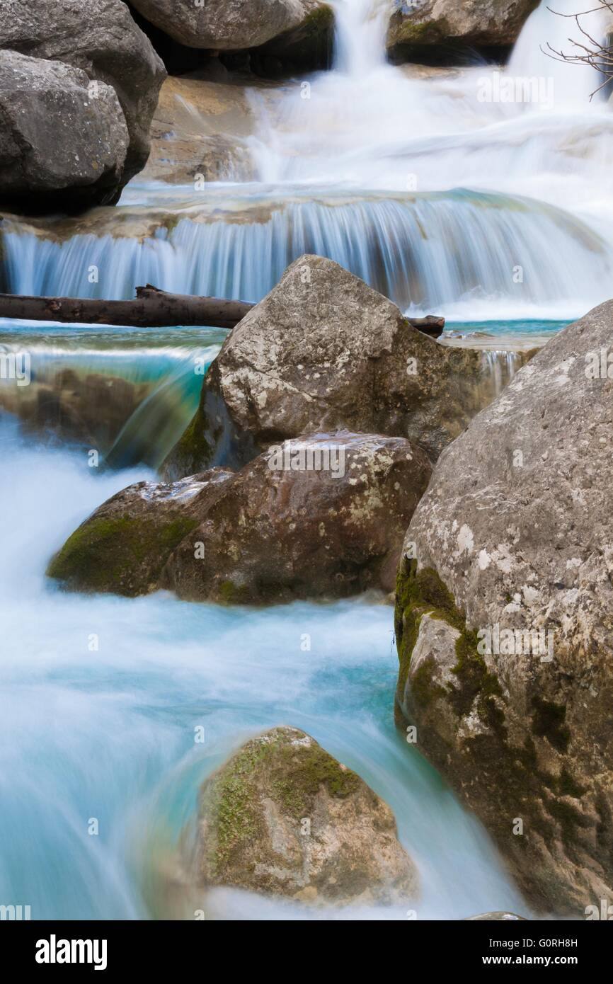 Una lunga esposizione foto del moto di un rapido fiume che scorre Foto Stock