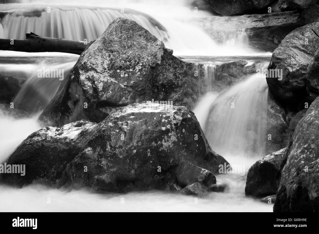 In bianco e nero il motion capture di rapidamente un fiume che scorre Foto Stock