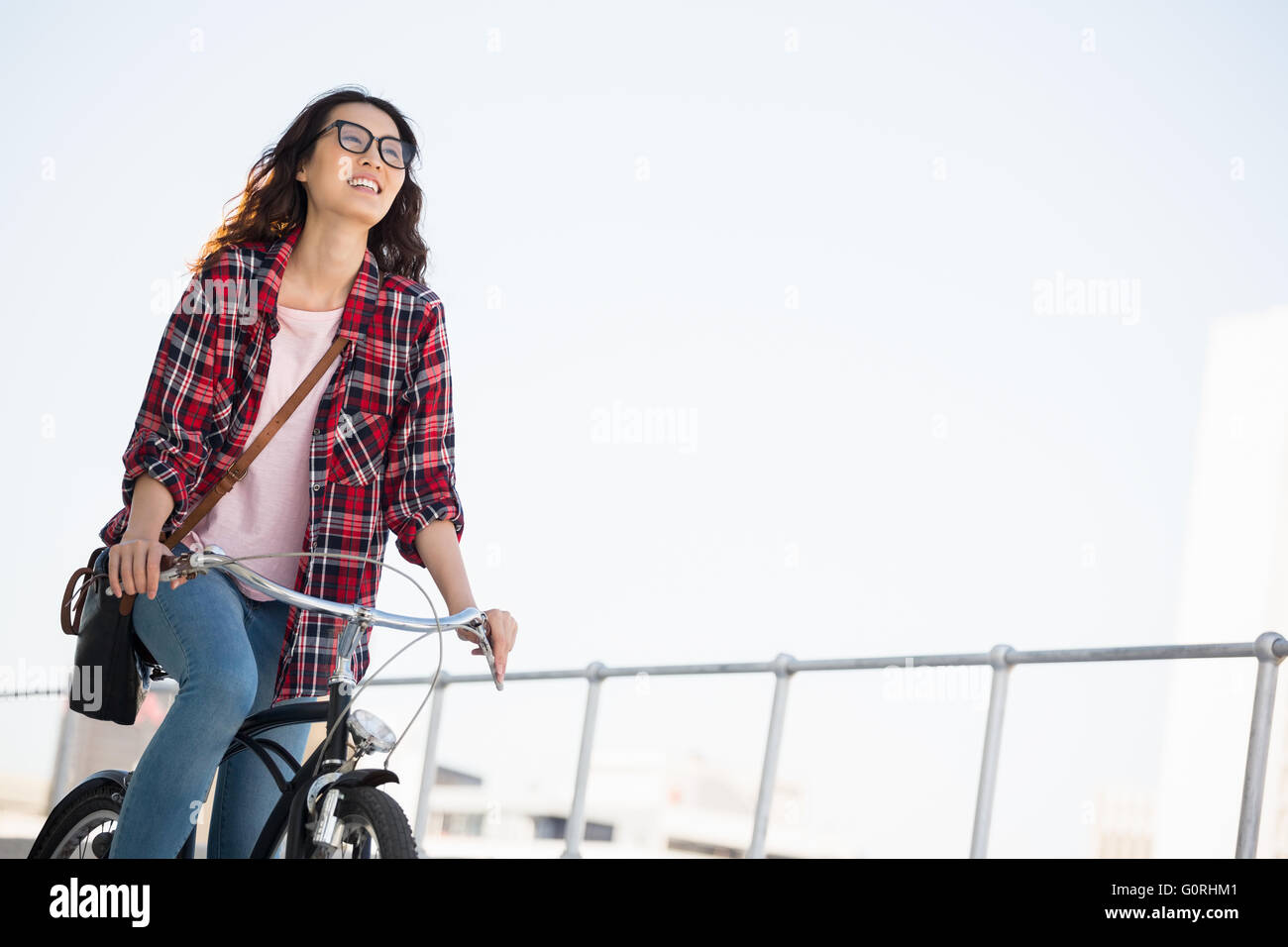 Hipster in sella a una moto Foto Stock