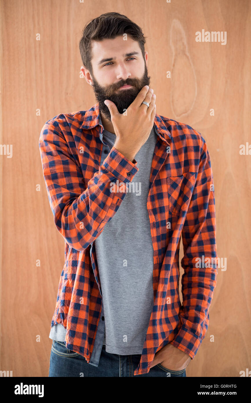 Riflessivo hipster toccando il suo mento Foto Stock