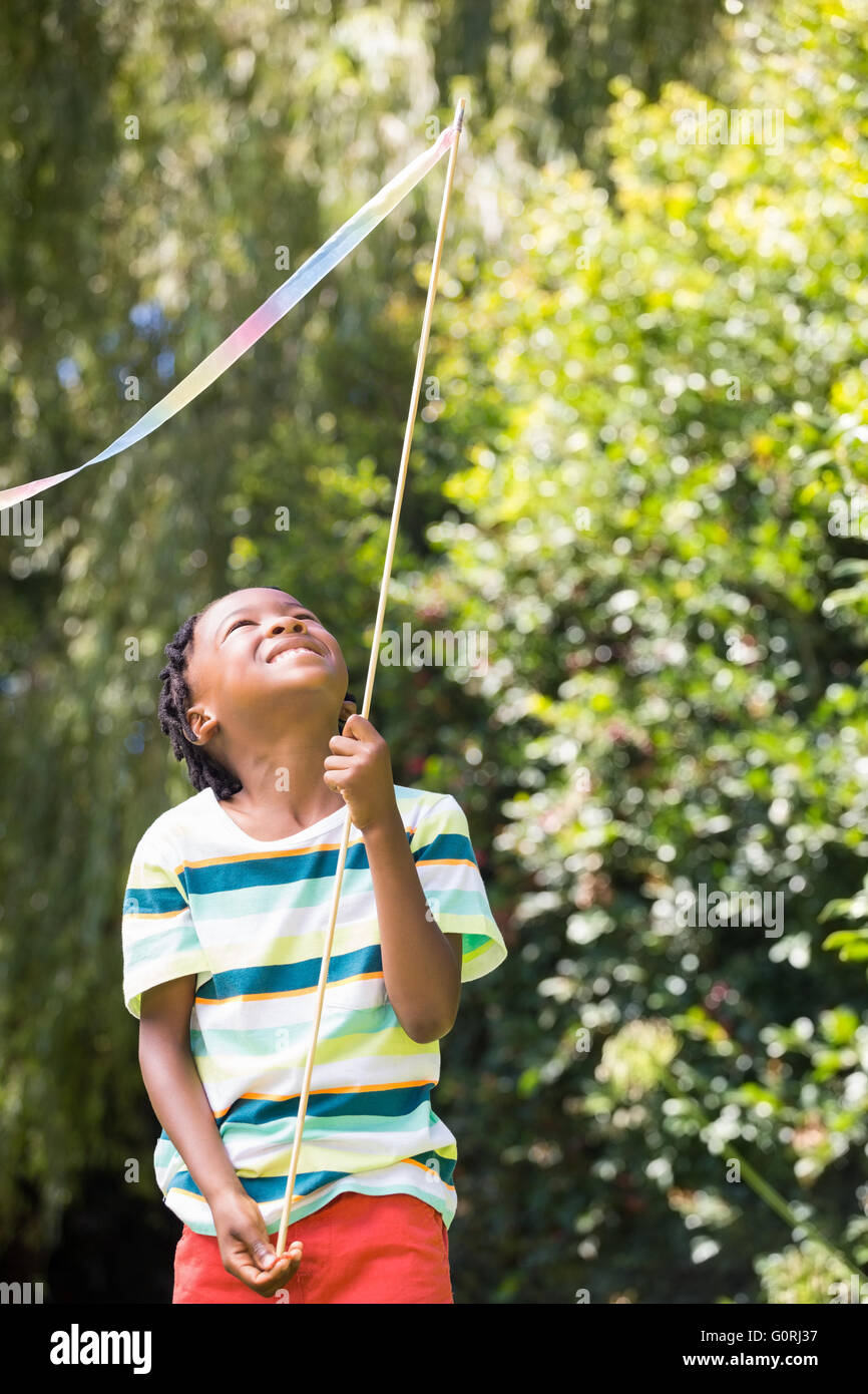 Un bambino sta giocando con un bastone Foto Stock