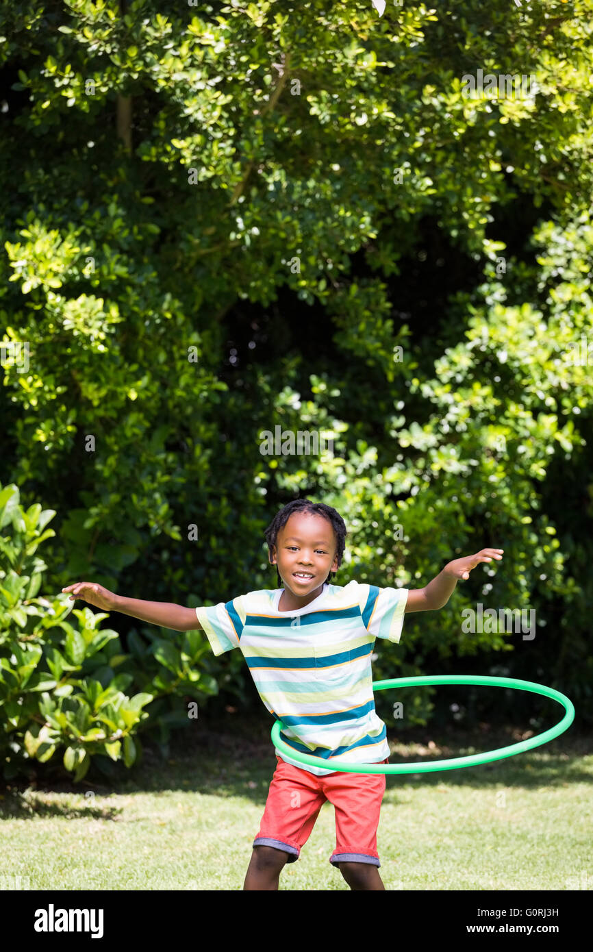Un bambino gioca con un cerchio Foto Stock