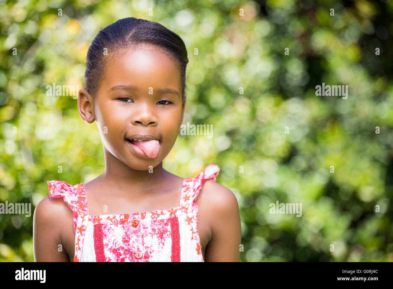 Ritratto di Kid suo incollaggio con la lingua fuori Foto Stock