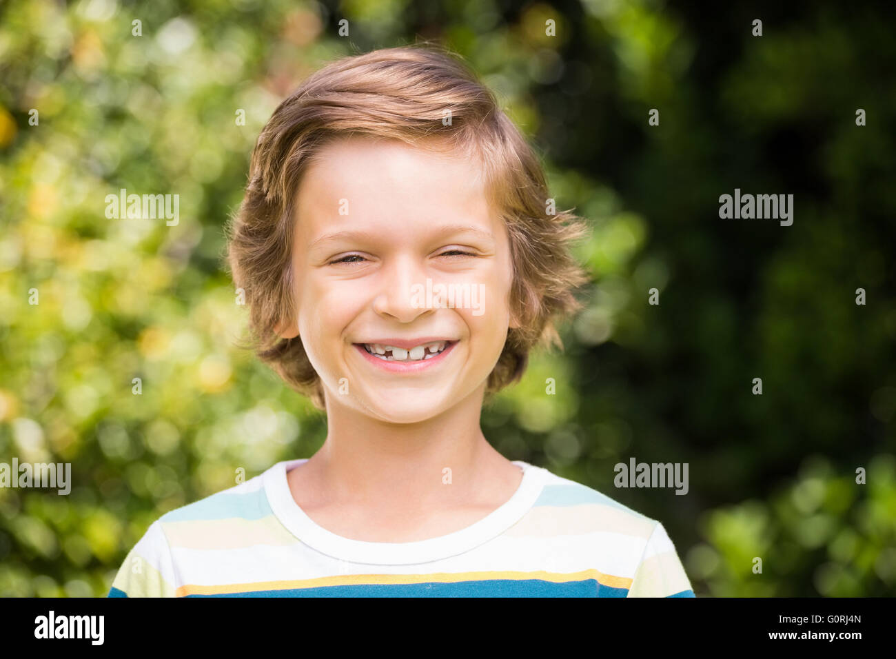 Un ragazzino è sorridente Foto Stock