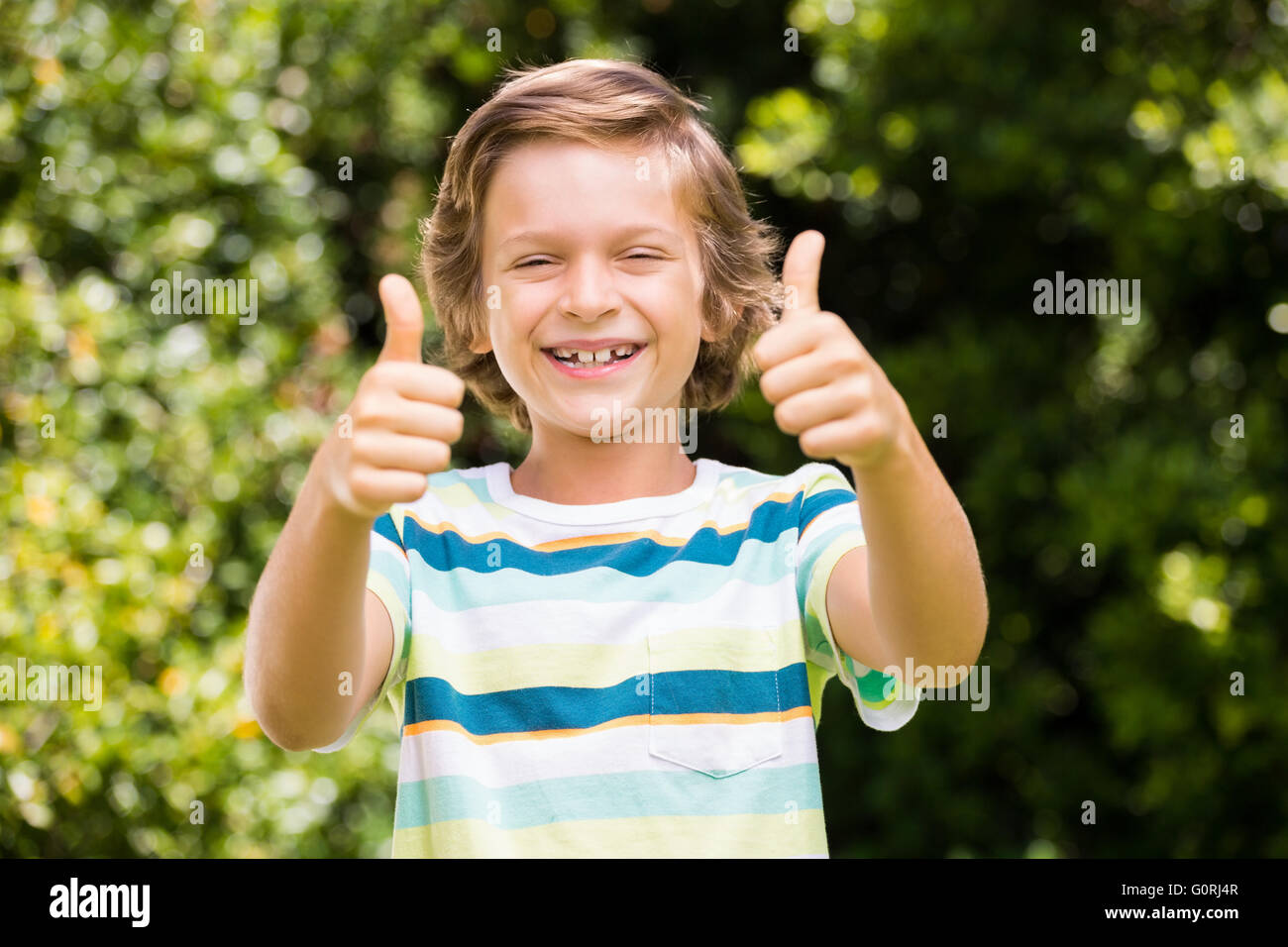 Un ragazzino è mettere le loro dita in aria Foto Stock