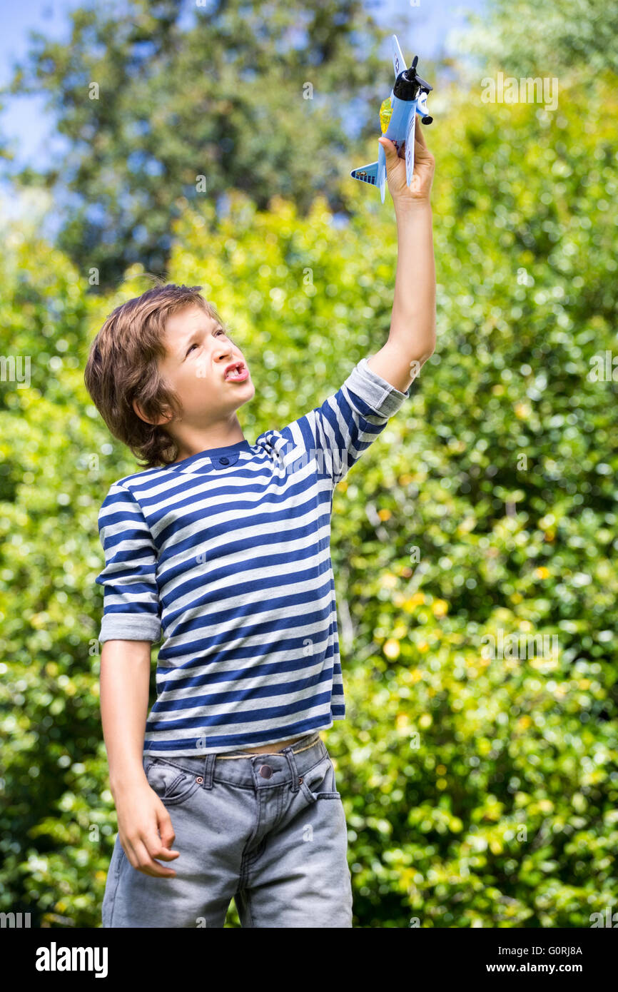 Carino ragazzo giocando con un piccolo aereo Foto Stock