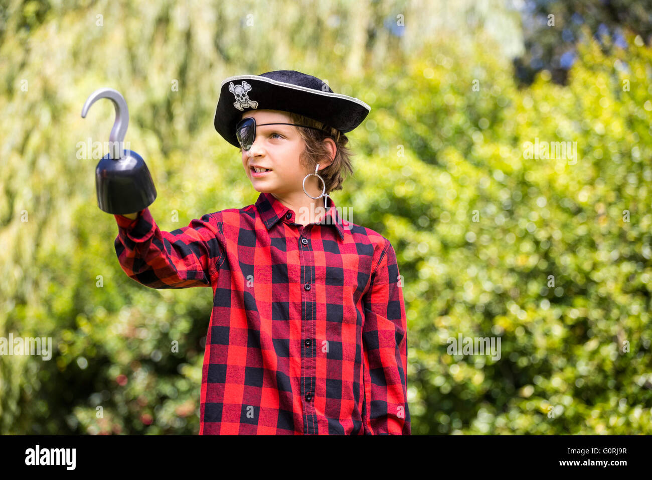 Un bambino sta giocando in costume di pirata Foto Stock