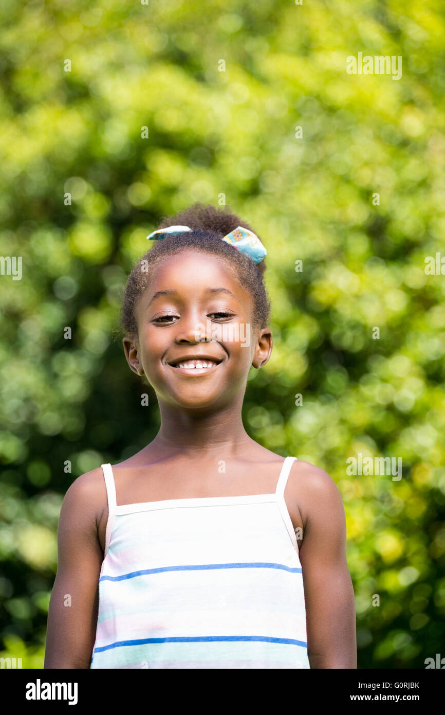 Ritratto di mixed-gara ragazza sorridente Foto Stock