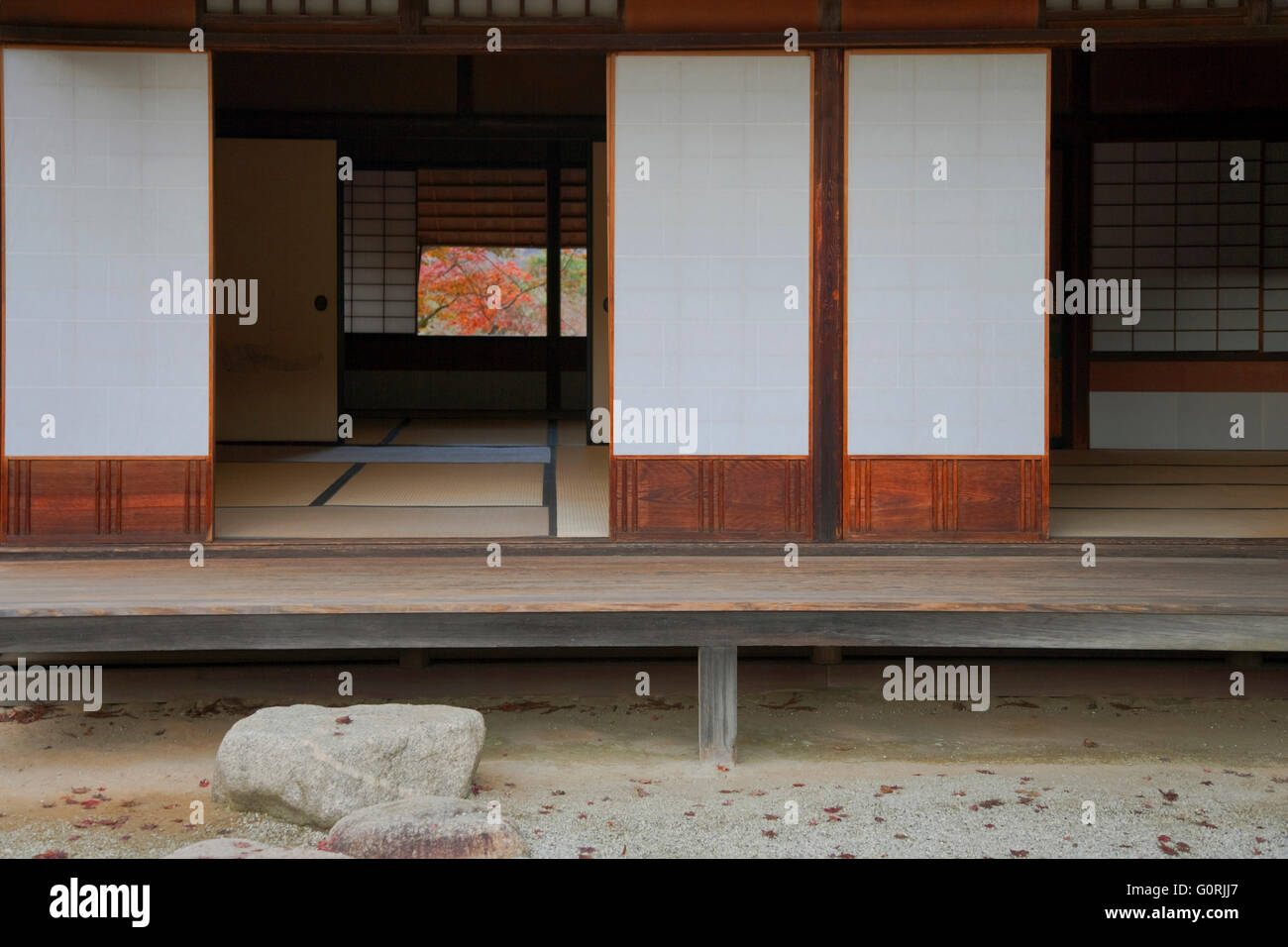 Una vista esterna mostra il tradizionale veranda in legno, shoe-Rimozione gradino di pietra e shoji carta-e-porte in legno scorrevoli del Jugetsu-kan padiglione tè all'interno di Shugakuin Villa Imperiale, nella zona nord-est di Kyoto, Giappone. Foto Stock