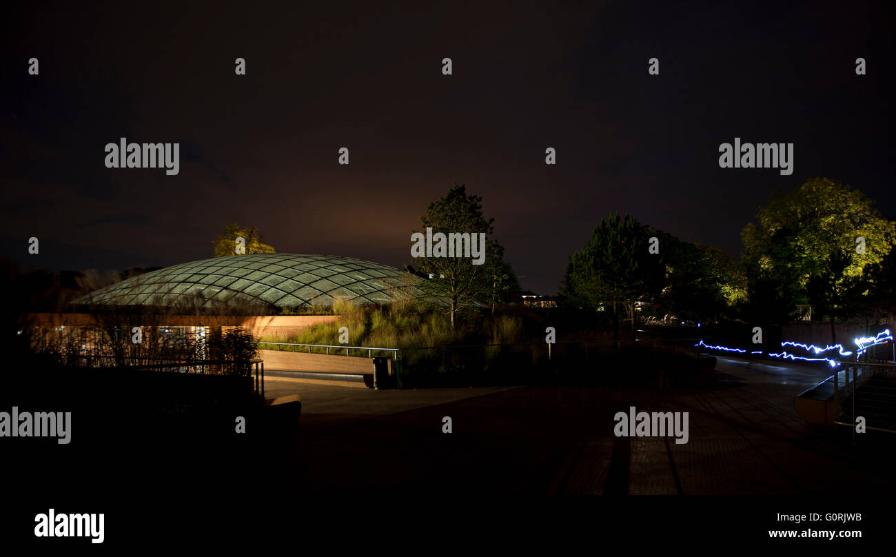 La casa di elefante, lo zoo di Copenaghen. Vista della cupola vetrata che copre l'Elefante casa durante la notte. Foto Stock