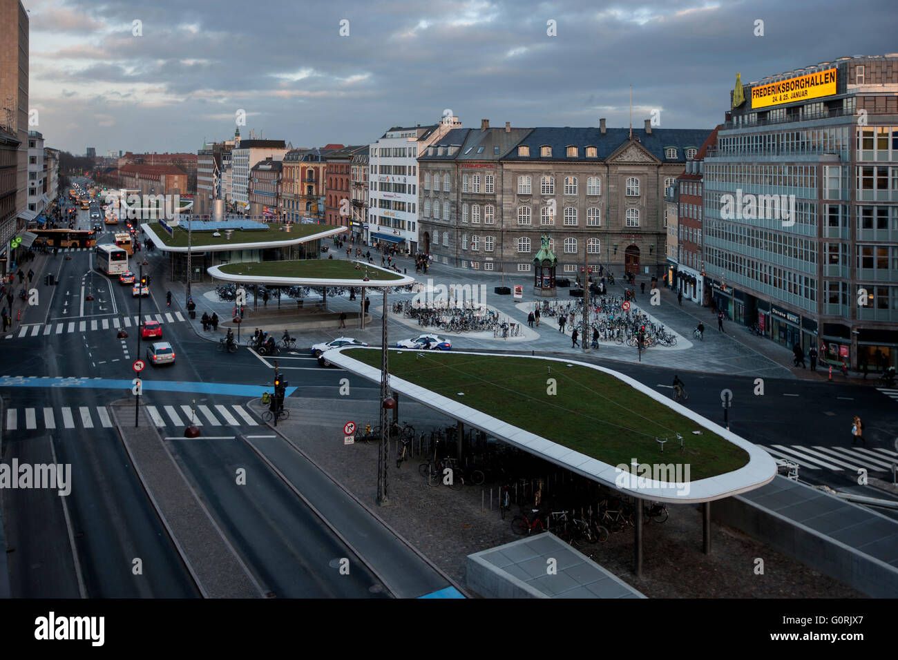 Stazione di Norreport, Danimarca. La nuova stazione di Norreport è composto da una serie di arrotondati, tetti galleggianti, montato su vetro padiglioni. Vista in lontananza la stazione ferroviaria e gli edifici circostanti nel centro della citta'. Foto Stock