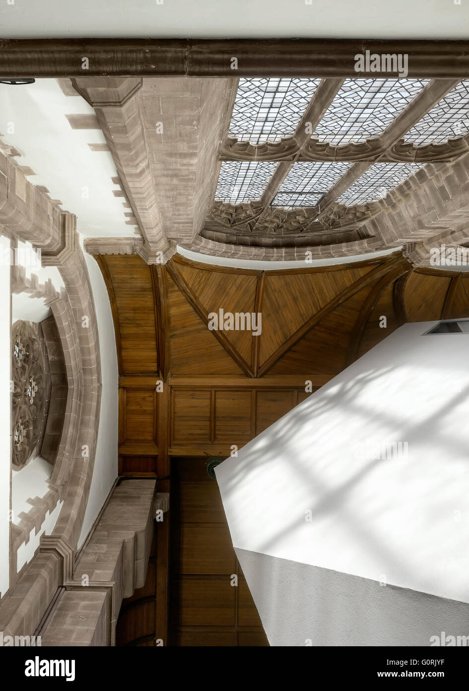 Tutte le anime, Bolton, Inghilterra. Angolo di visualizzazione guardando il soffitto in legno della chiesa. Foto Stock