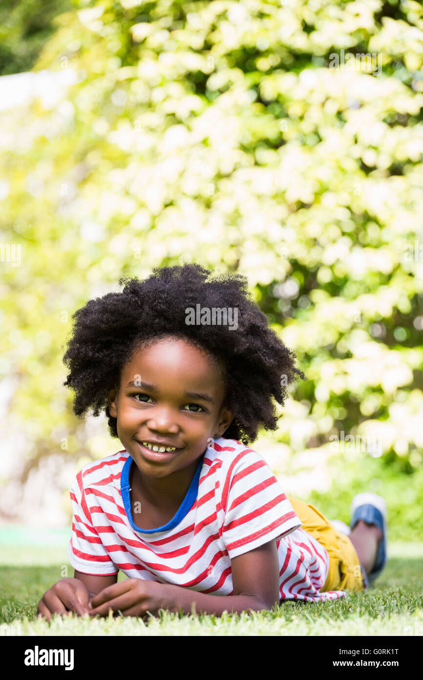 Ragazzo stabiliscono sull'erba Foto Stock