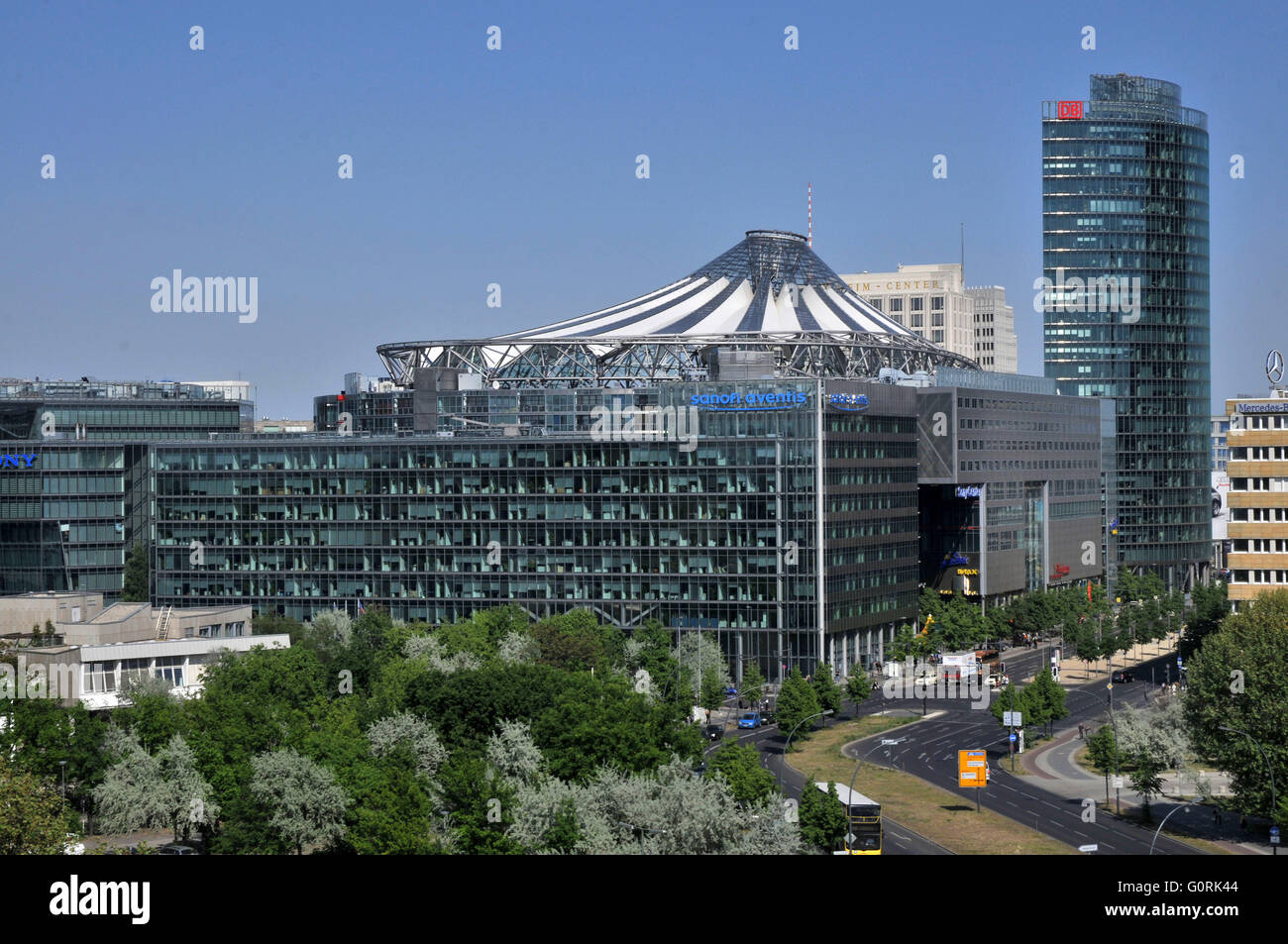 Il Sony Center, Sanofi Aventis, BahnTower, Potsdamer Strasse, Potsdamer Platz, nel quartiere Mitte di Berlino, Germania Foto Stock Il Sony Center, Sanofi Aventis, BahnTower, Potsdamer Strasse, Potsdamer Platz, nel quartiere Mitte di Berlino, Germania Foto Stock