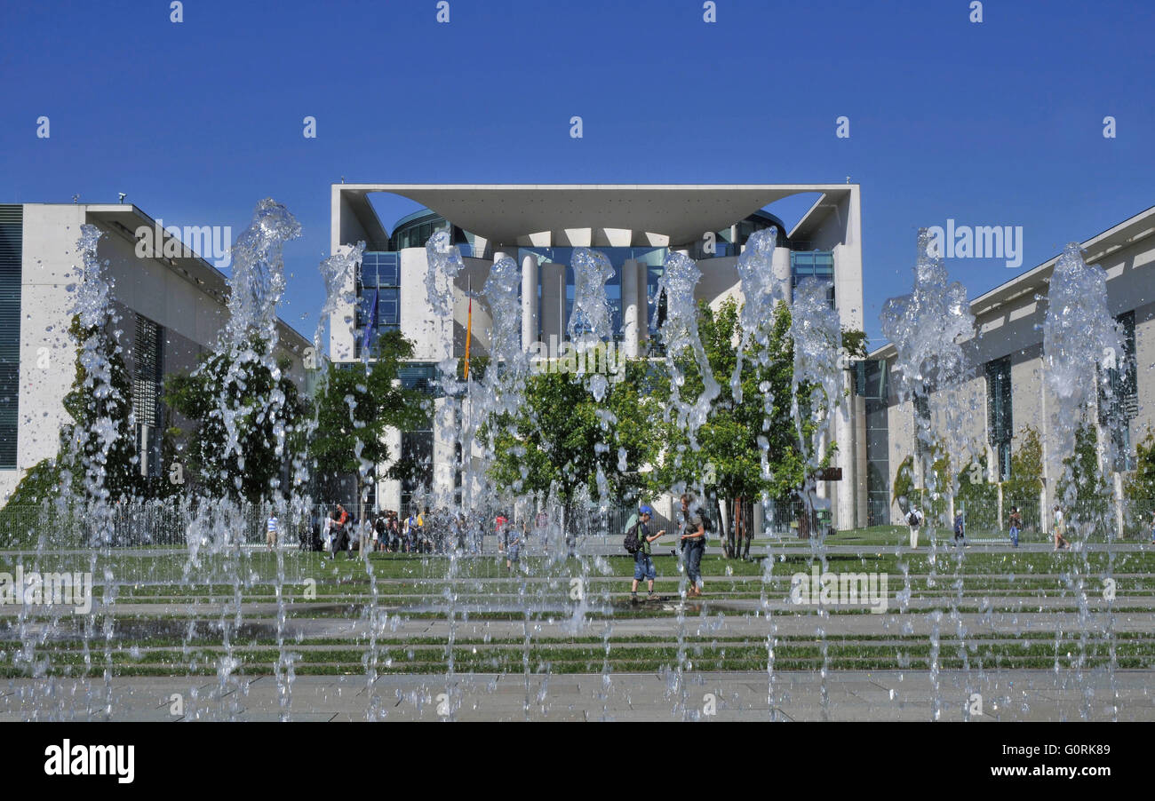 Fontana, Cancelleria tedesca Willy-Brandt-Strasse, Tiergarten di Berlino, Germania / Bundeskanzleramt Willy Brandt Street Foto Stock