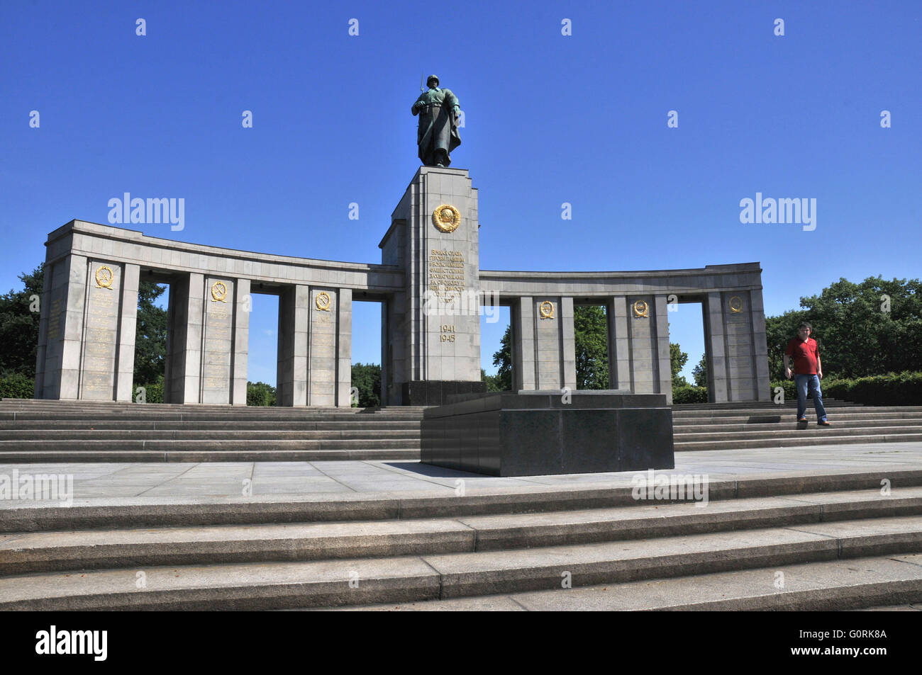 Statua di l'esercito rosso soldato sovietico, War Memorial, Strasse des 17. Juni, Grosser Tiergarten, il Tiergarten di Berlino, Germania / Sowjetisches Ehrenmal, Die statua des Rotarmisten, 17 giugno Street Foto Stock