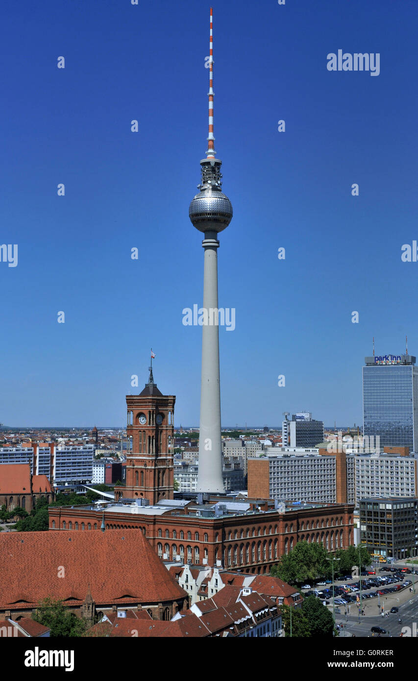 Il Rotes Rathaus, Fernsehturm Berlin Mitte, Berlin, Germania / Red City Hall, la torre della televisione Foto Stock