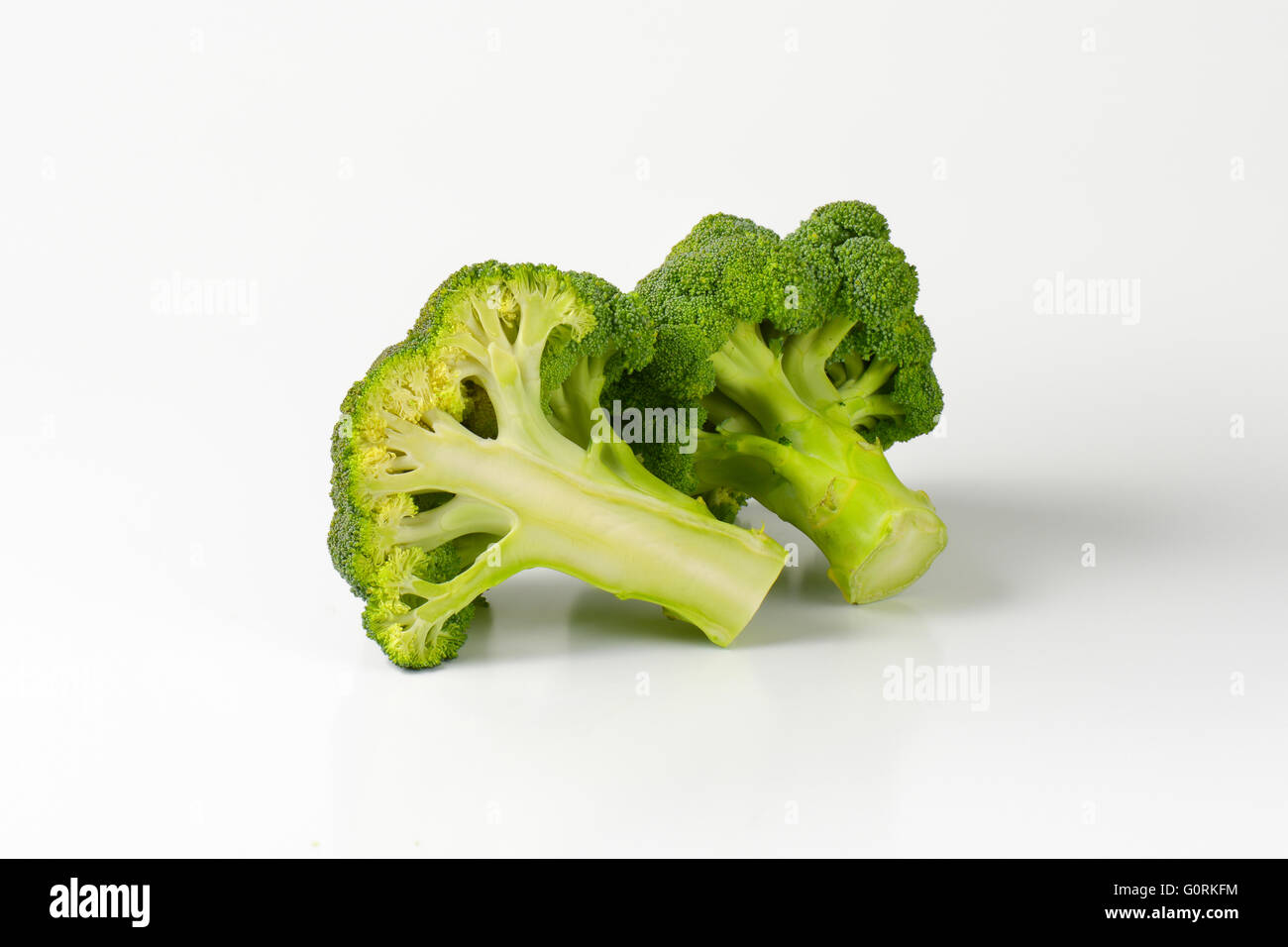Broccoli freschi - una intera testa e mezza Foto Stock