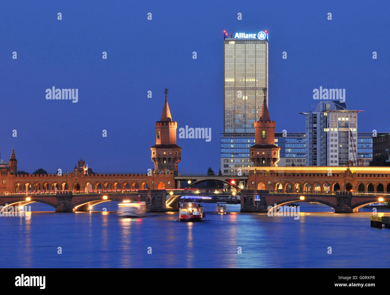Allianztower, Treptowers, Ponte Oberbaum, Sprea, Berlino, Germania / Oberbaumbrucke, Oberbaumbr?cke Foto Stock