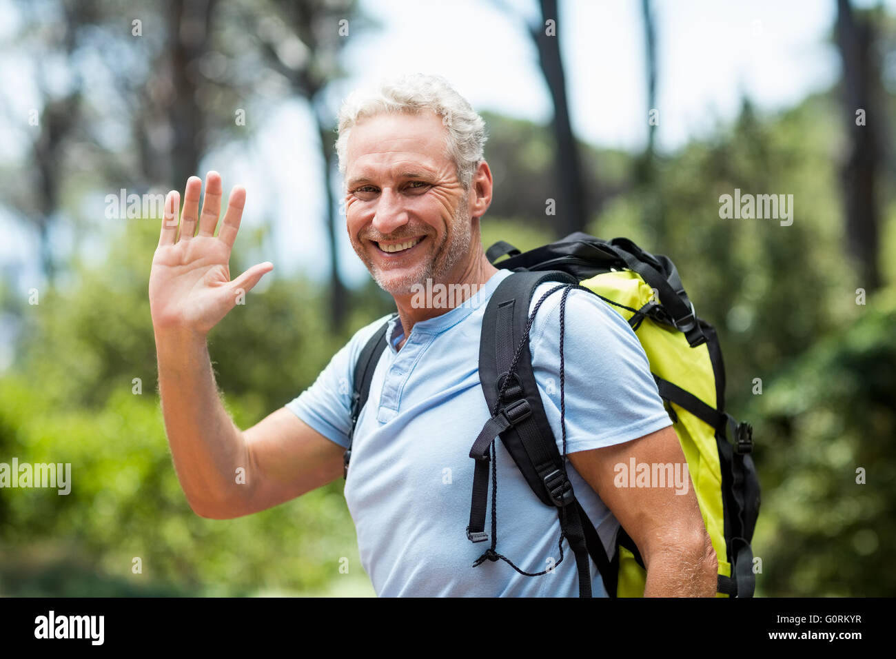 Ritratto di un uomo sorridente e il messaggio di saluto Foto Stock