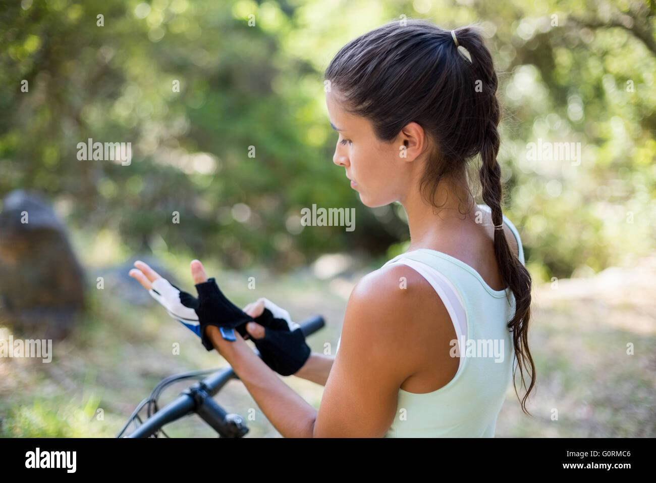 Donna concentrato la preparazione di correre in bici Foto Stock