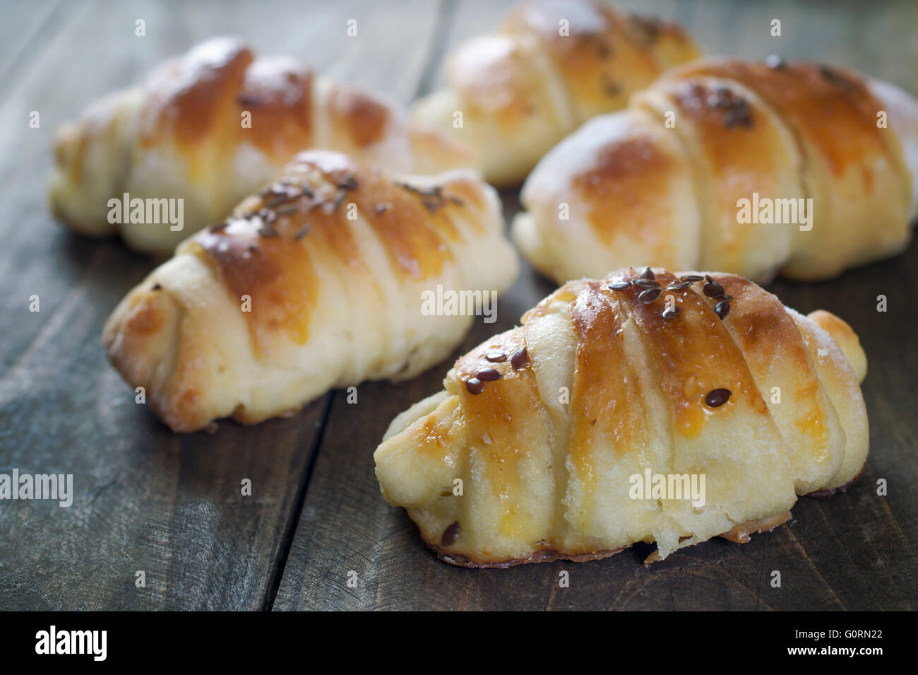Mini croissant ripieni di formaggio sulla tavola di legno Foto Stock
