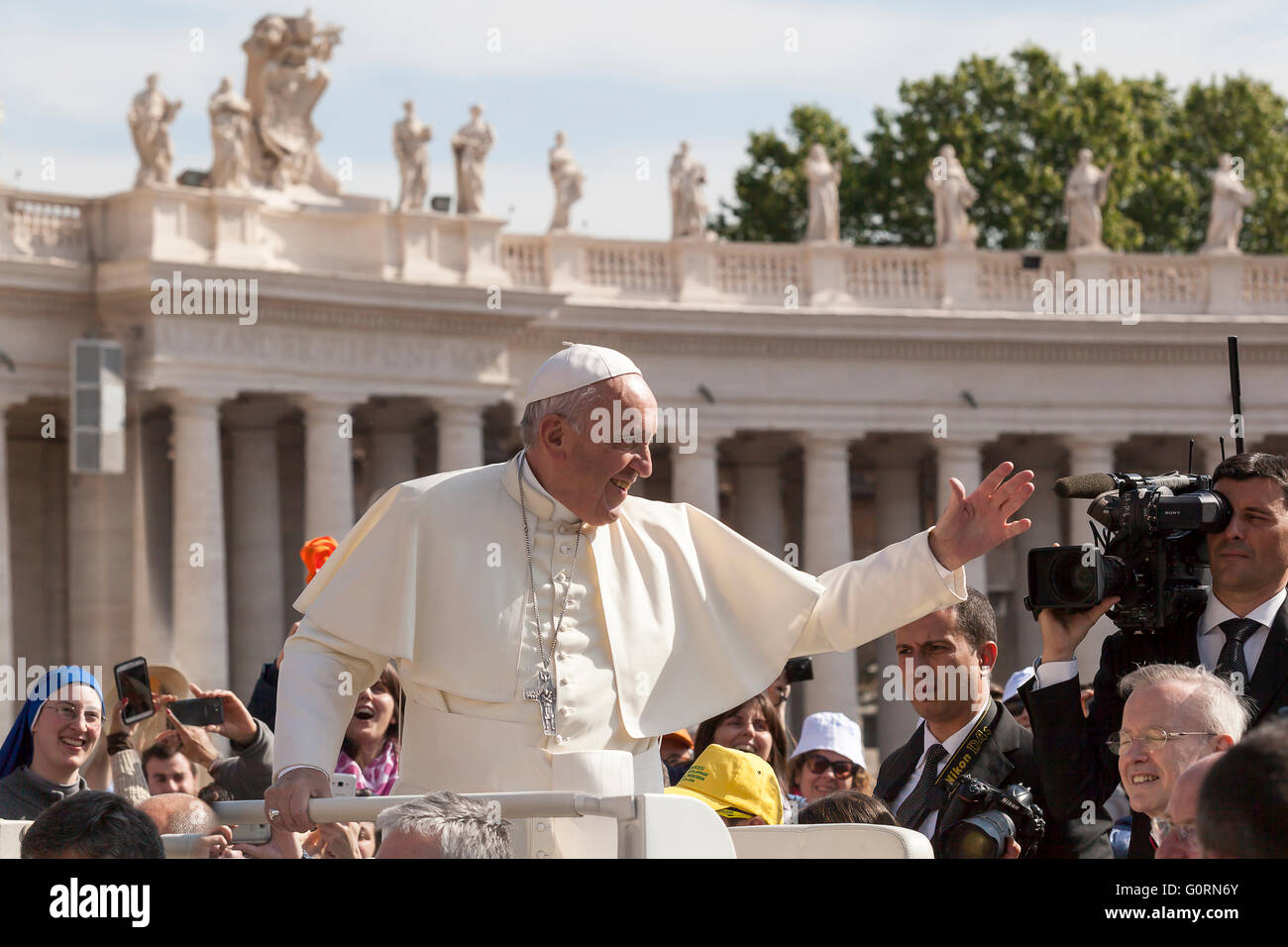 Lo Stato della Città del Vaticano - 30 Ottobre 2013: il Papa Francesco I sul Papa-mobile benedice la folla di fedeli in Piazza San Pietro. Foto Stock