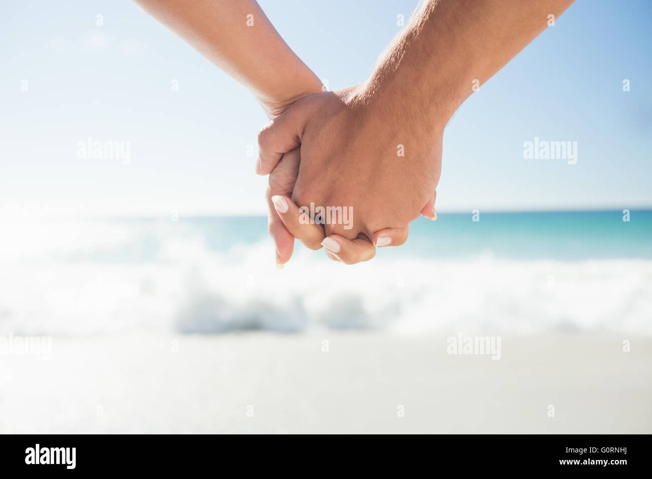 Coppia felice tenendo le mani Foto Stock