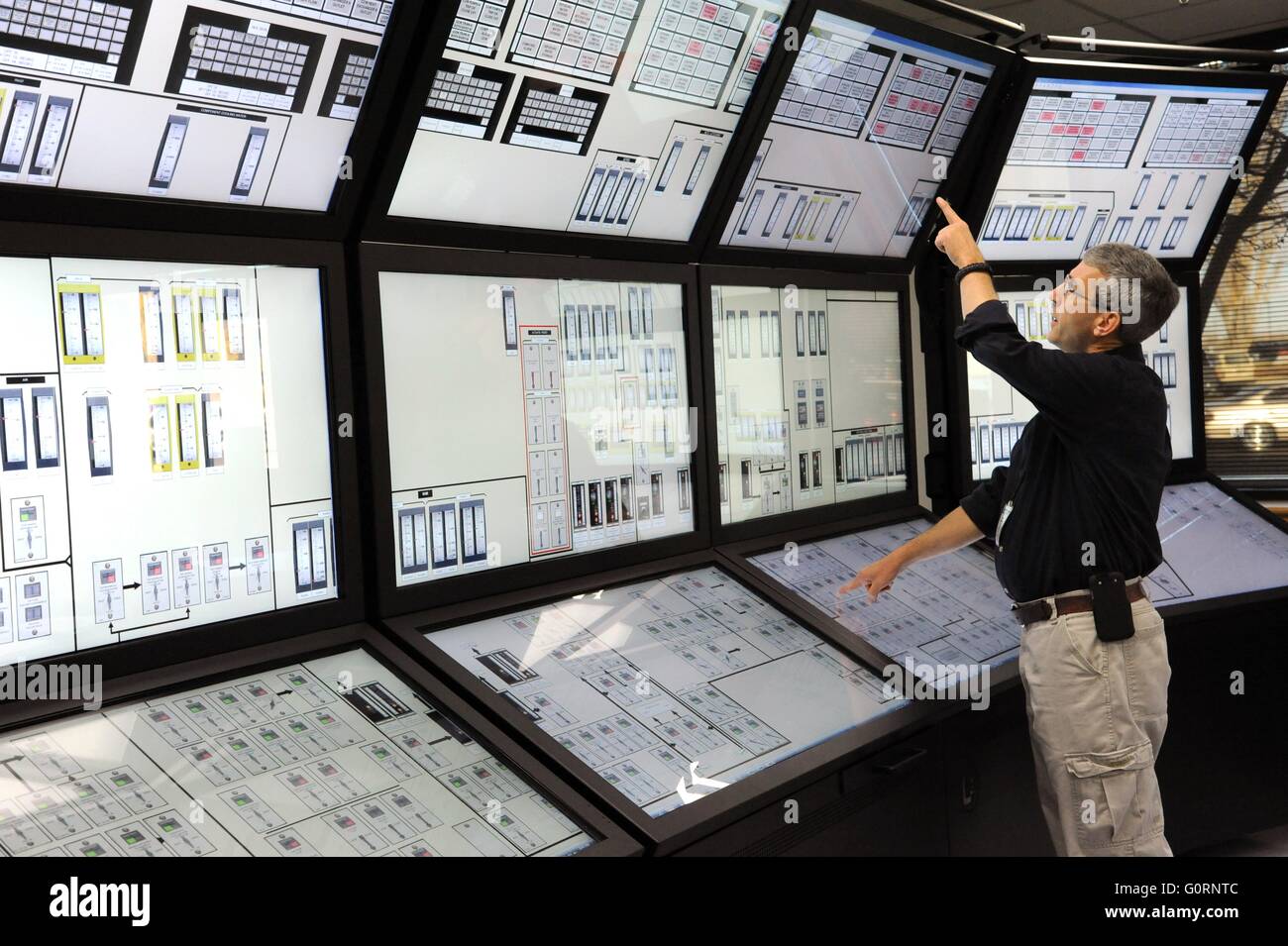 Uno scienziato in sistemi umani Laboratorio di simulazione, una virtuale completo controllo nucleare creato in camera di prova in modo sicuro le nuove tecnologie prima che vengano attuate nel reale reattori commerciali a Idaho National Laboratory in Idaho Falls, Idaho. Foto Stock