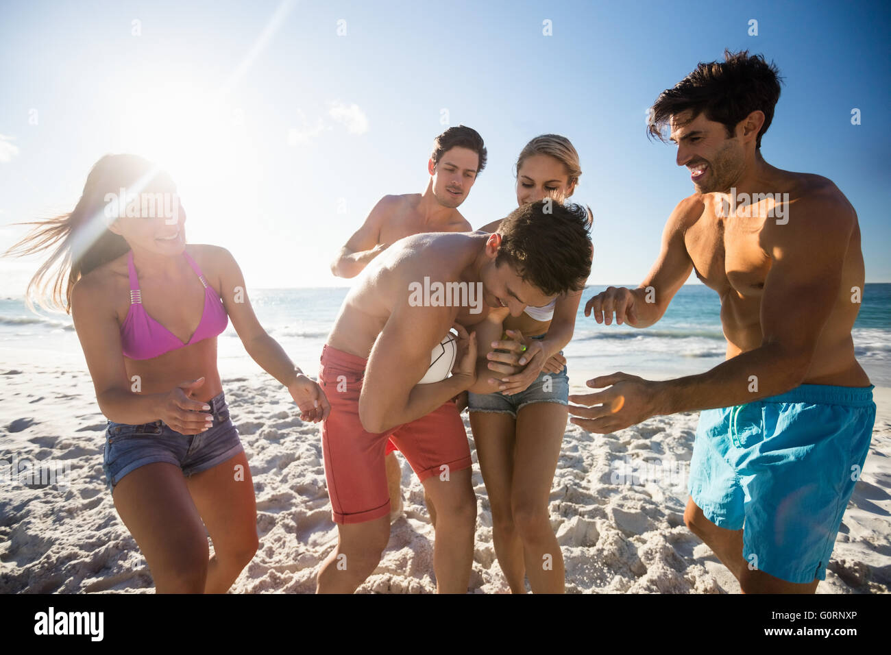 Amici giocando a rugby Foto Stock