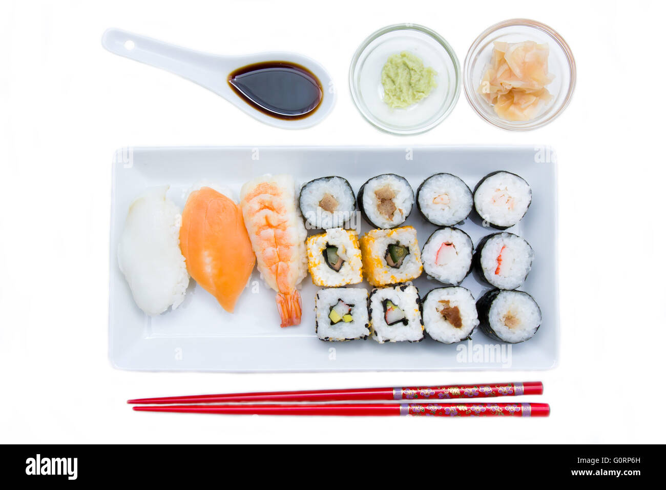 Vassoio di sushi su uno sfondo bianco visto da sopra Foto Stock