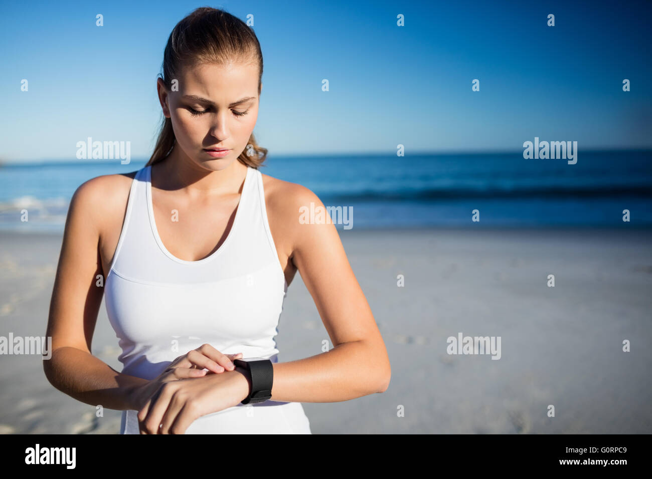 Donna che utilizza un orologio intelligente Foto Stock