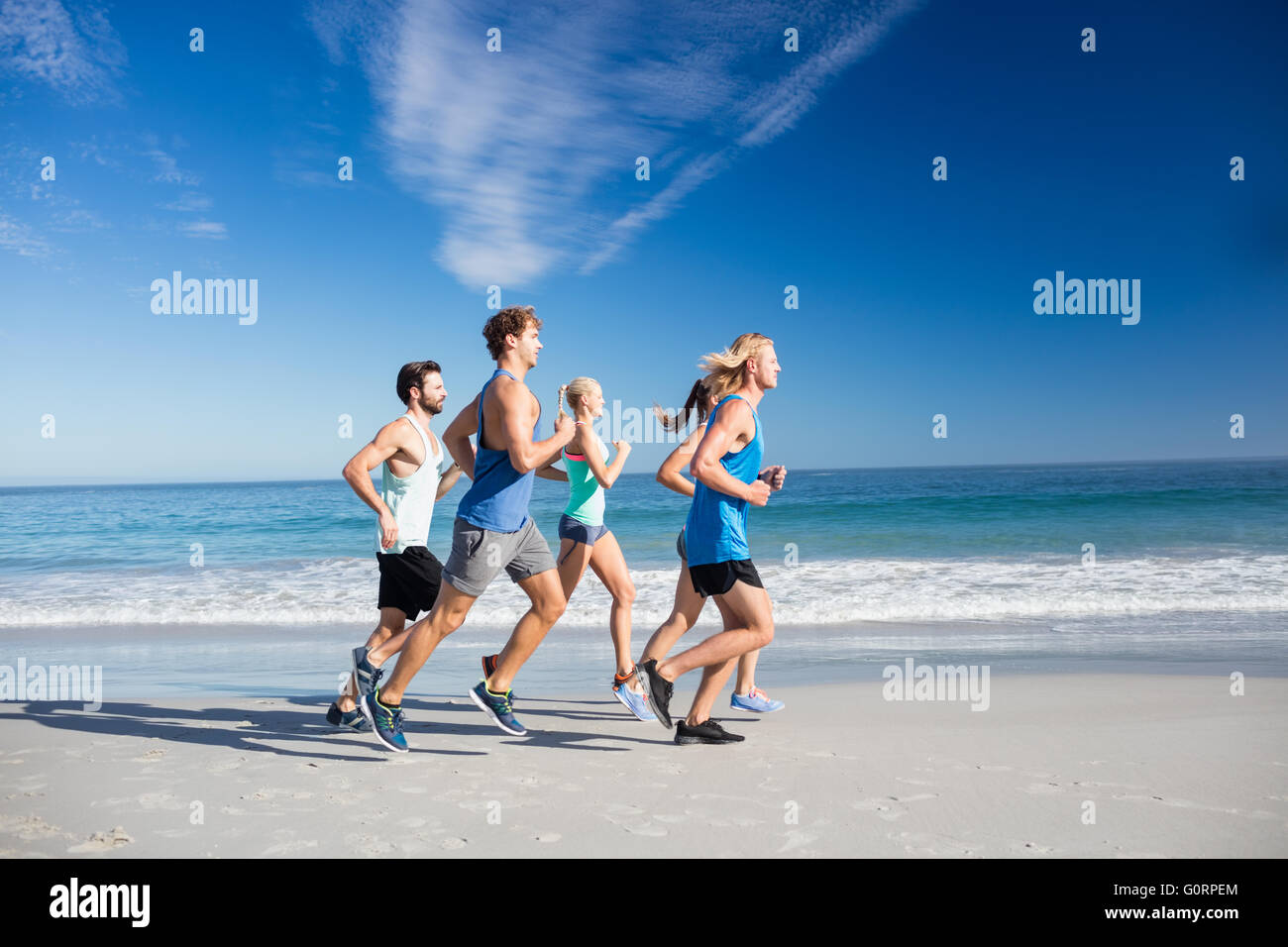 Persone jogging sulla spiaggia Foto Stock