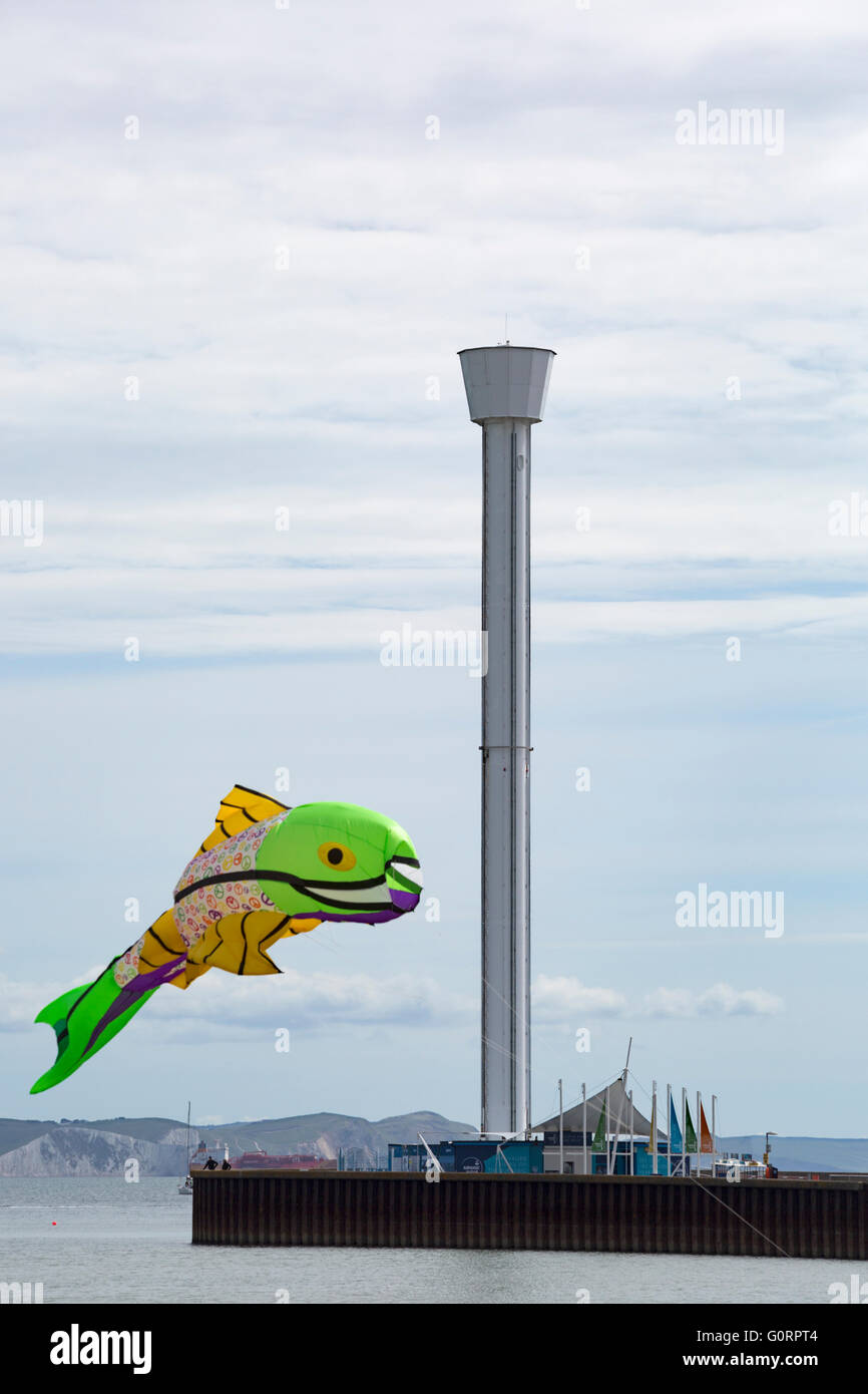 Aquilone di pesce che sorvola la Sea Life Tower, la Jurassic Skyline Tower, al Weymouth Kite Festival, Dorset UK a maggio Foto Stock