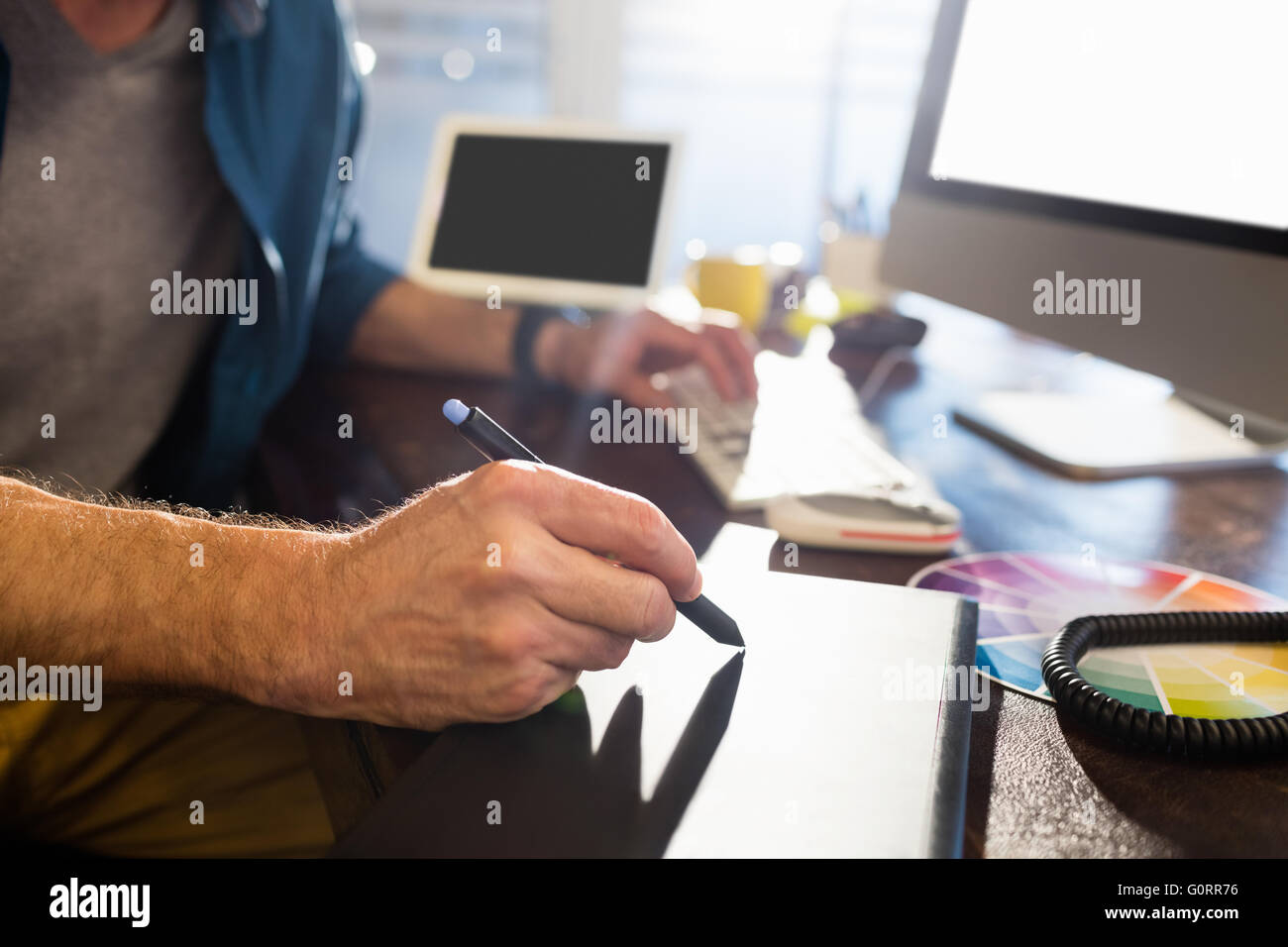 Focus sulla tavoletta digitale Foto Stock