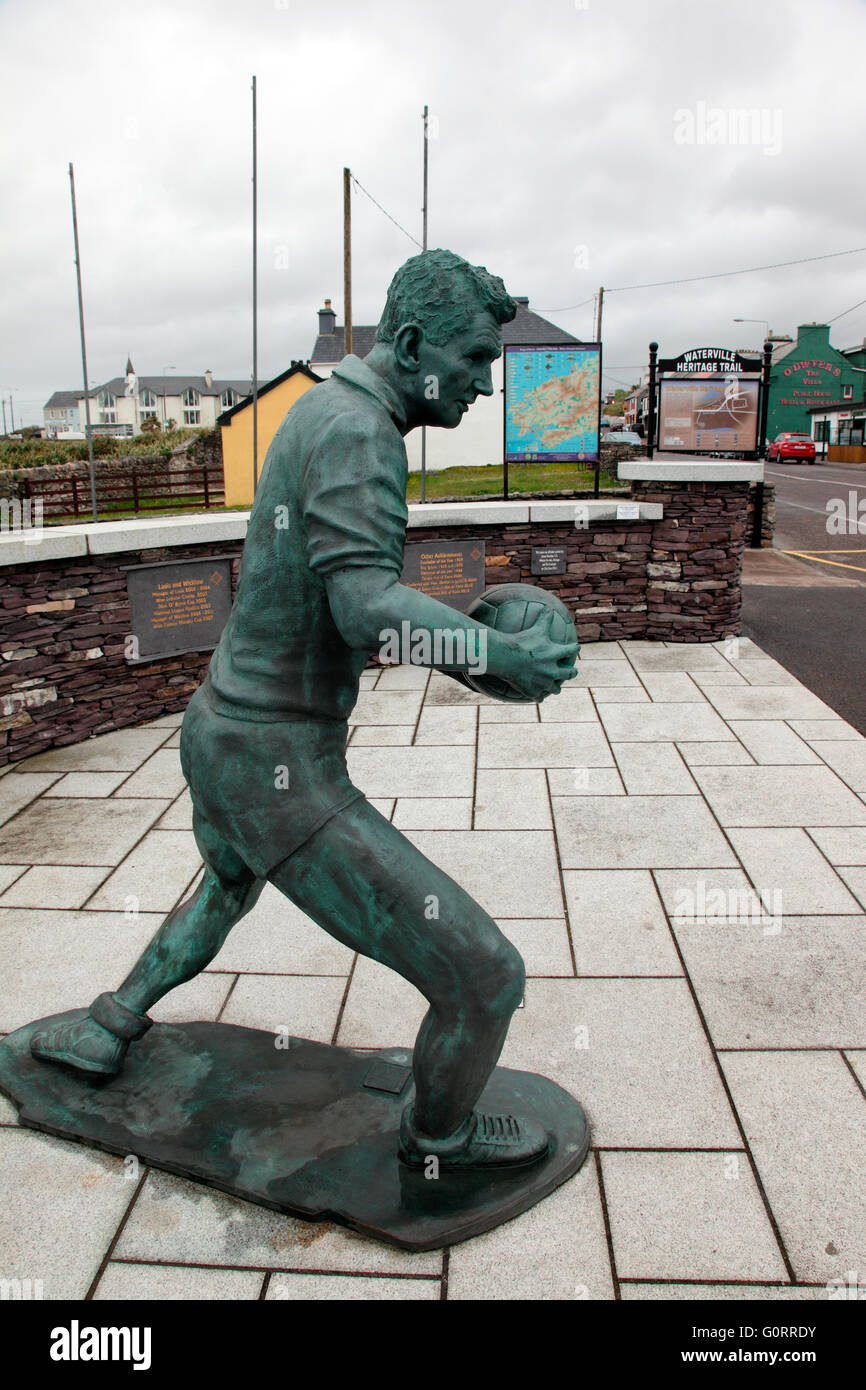 Statua di bronzo di Mick O'Dwye irlandese campione sportivo in Waterville Foto Stock