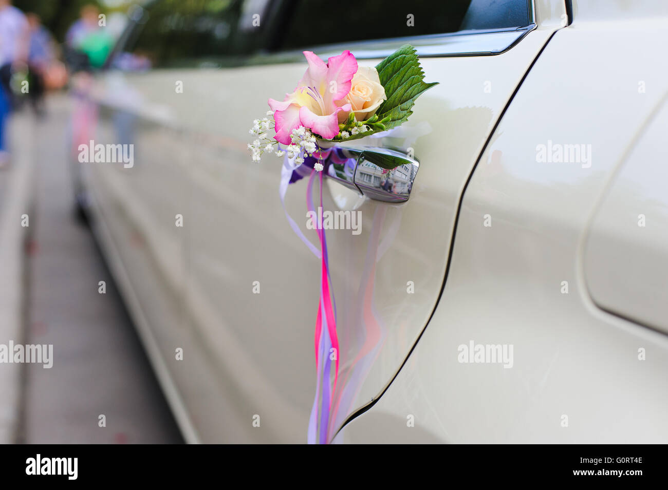 Decorazioni per matrimoni sulla vettura di maniglia. F Foto Stock