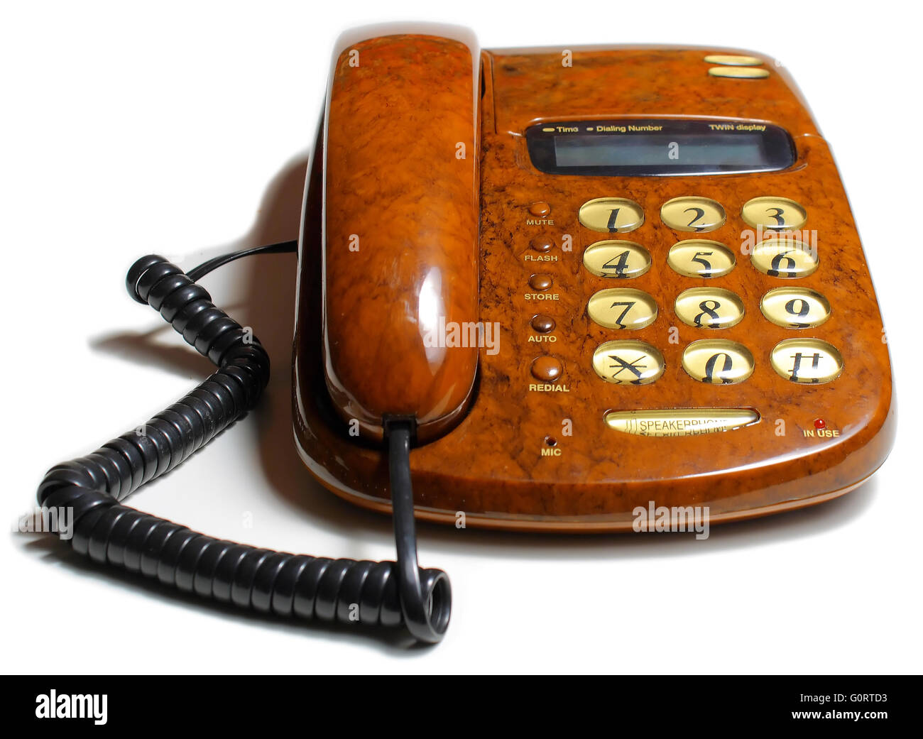 Brown telefono su un tavolo bianco Foto Stock