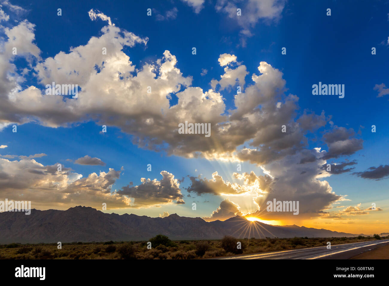 Tramonto dietro le montagne della Sierra Estrella nel deserto a sud di Phoenix, Arizona, Stati Uniti Foto Stock