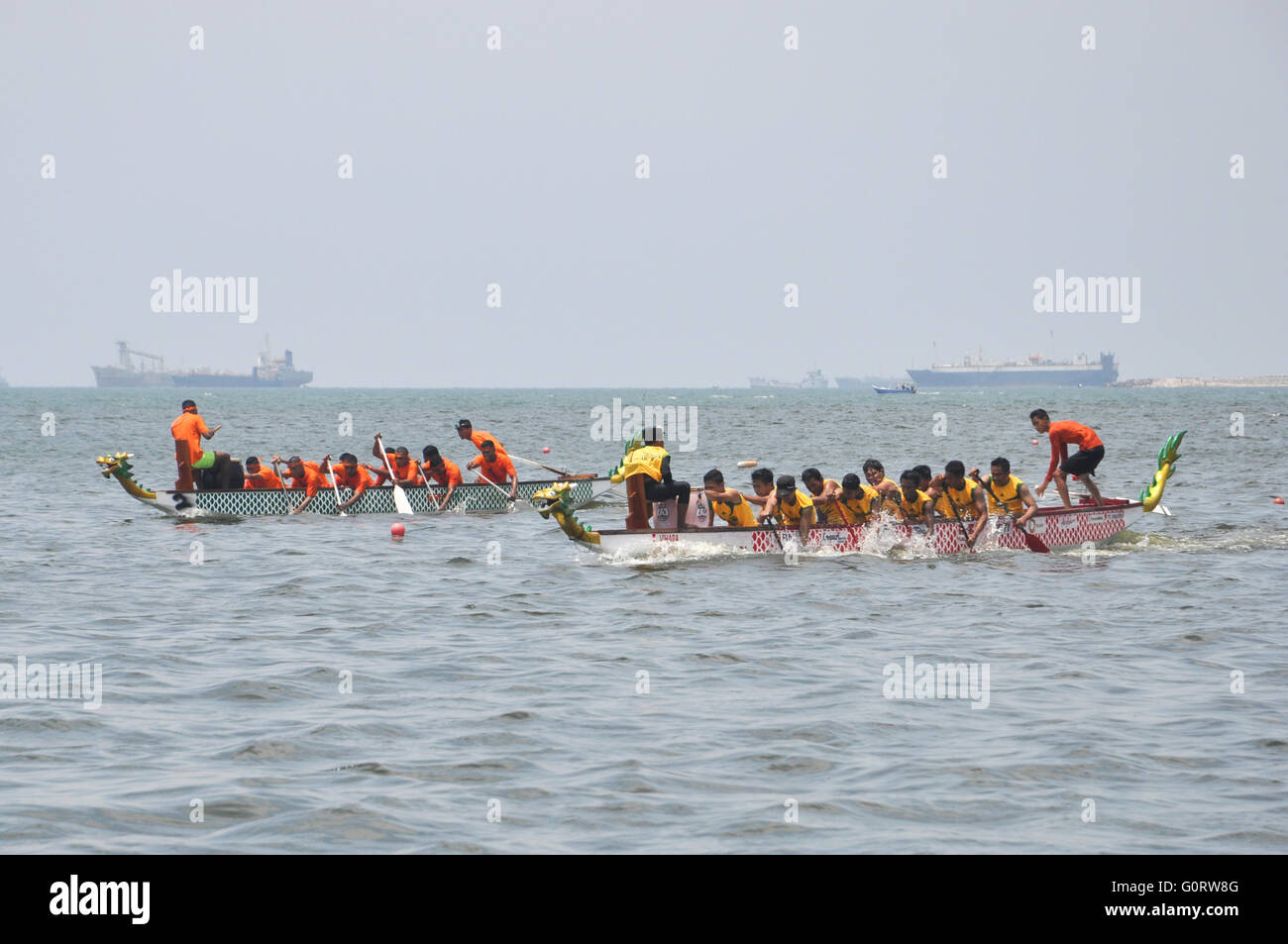 Makassar, Indonesia - Circa nel novembre 2015. Gara di dragon boat a Losari Beach. Foto Stock