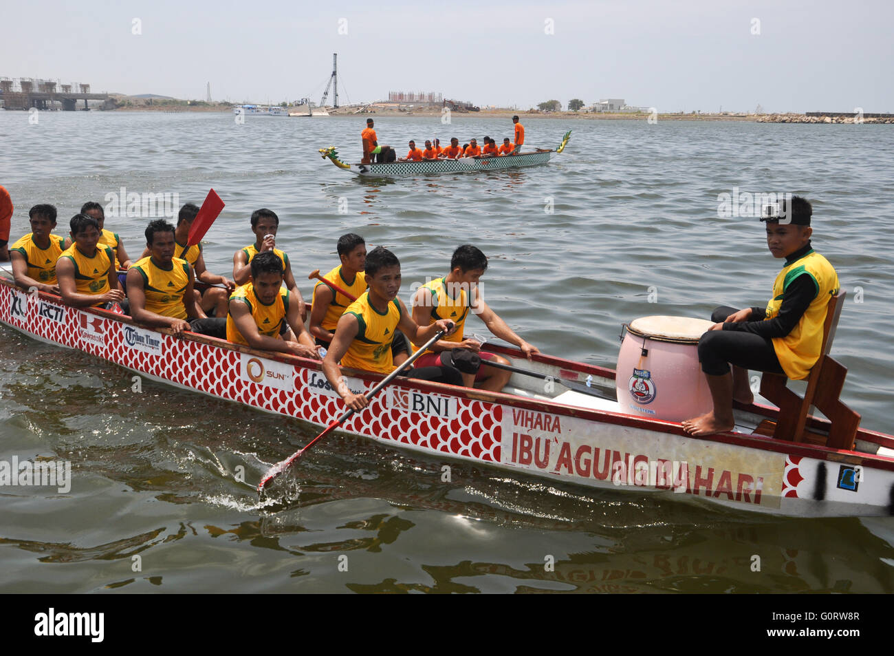 Makassar, Indonesia - Circa nel novembre 2015. Gara di dragon boat a Losari Beach. Foto Stock