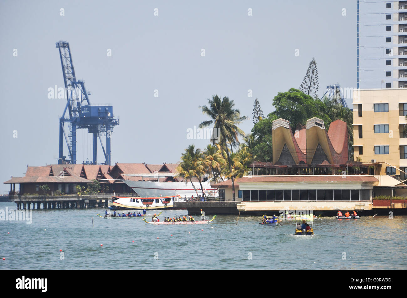 Makassar, Indonesia - Circa nel novembre 2015. Gara di dragon boat a Losari Beach. Foto Stock