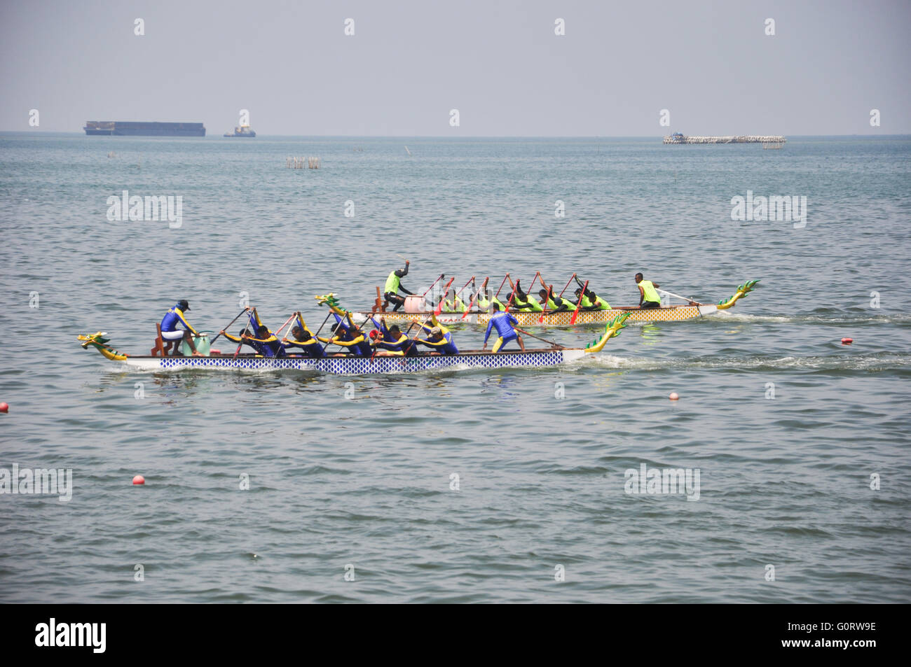 Makassar, Indonesia - Circa nel novembre 2015. Gara di dragon boat a Losari Beach. Foto Stock