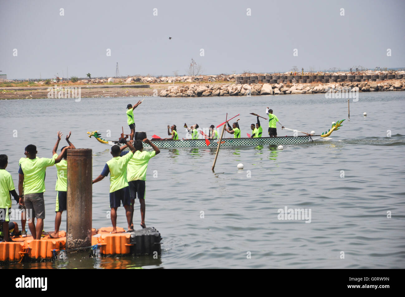 Makassar, Indonesia - Circa nel novembre 2015. Gara di dragon boat a Losari Beach. Foto Stock