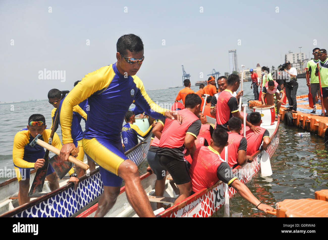 Makassar, Indonesia - Circa nel novembre 2015. Gara di dragon boat a Losari Beach. Foto Stock