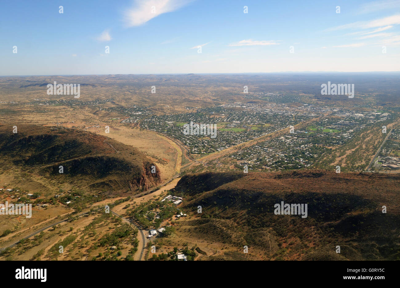 Vista aerea del Heavitree Gap (Ntaripe al popolo Aborigeno locale) nel MacDonnell Range, Alice Springs, Territorio del Nord Foto Stock