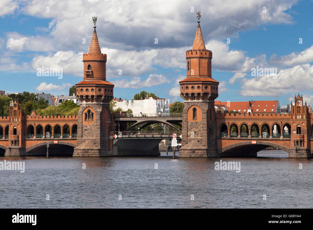 Oberbaum ponte sopra il fiume Sprea a Berlino, Germania. Foto Stock